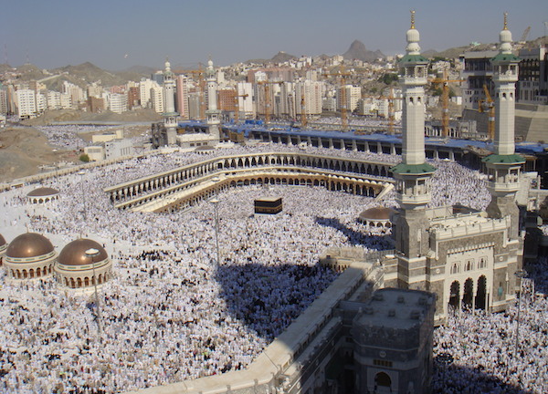 Crowds at the Al-Haram mosque. Credit: Al Jazeera English via Wikimedia Commons