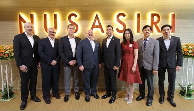 Pictured at the Thailand signing are, from left: Holger Jakobs, Bruno Huber, Jens Reichert and Andrew Langdon of Mövenpick with Nusasiri’s Khun Visanu Thepcharoen and wife Siriya, Somchitr Chaychana and Sithichai Sereepattanapol