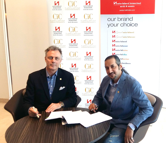 Laurent A. Voivenel (left) and Nawaf bin Mansour bin Saleh Al Sharif at the signing of the management agreement for Swiss-Belhotel Al Aziziya Makkah